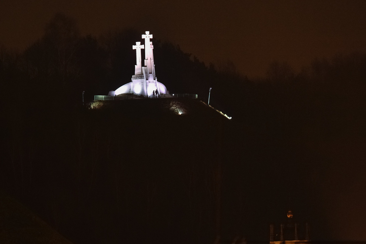 Sekmadienio vakaras Vilniuje – minios prie eglutės ir milžiniškas mėnulis.<br> V.Ščiavinsko nuotr. 
