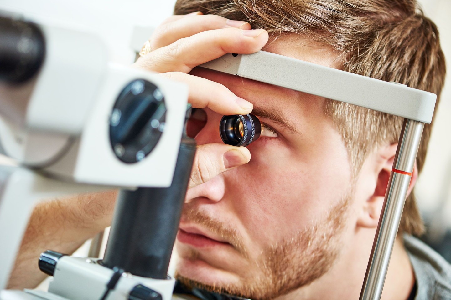  Tai liga, kai pažeidžiamos akies tinklainės kraujagyslės ir žmogus galiausiai gali apakti. <br> 123rf nuotr.