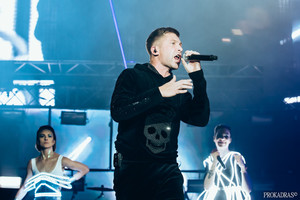 Selas per koncertą pasipuošė 5 tūkstančiais kristalų dailintu kostiumu