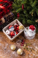 „Maximos“ Kalėdų eglutės: nuo puošiančių stalą iki remiančių lubas