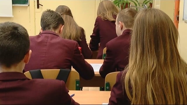 Kauno rajone mokytojas šeštoką drausmino už kaklo pakėlęs į orą