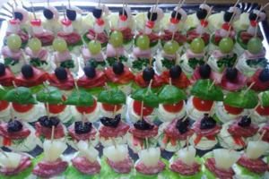 Vieno kąsnio sumuštiniai pirmieji dingsta nuo užkandžių stalo