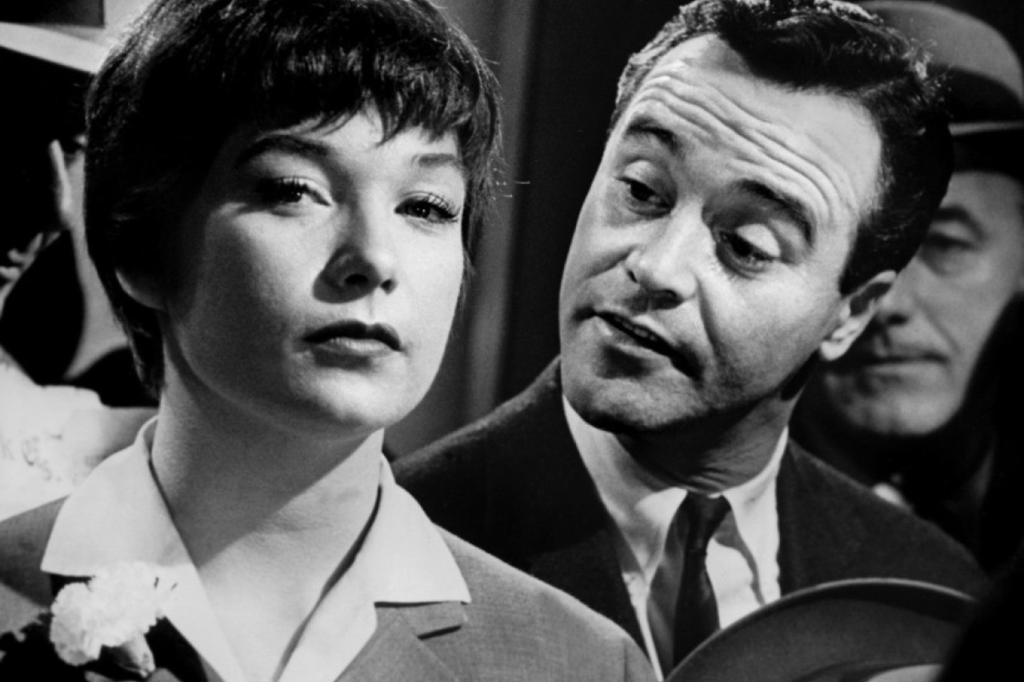 Kadras iš filmo „Butas“. Aktoriai J.Lemmonas ir Sh.MacLaine.