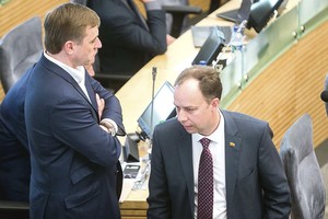 Ministerijoje šienauja tartum Naisių pievose