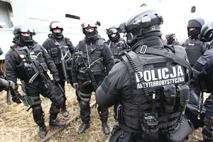 Plėšiko gaudynės ir pareigūno žūtis sukėlė didžiules rietenas Lenkijoje