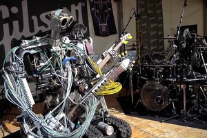 Pirmą albumą pristatę „Compressorhead“ robotai papasakojo, kodėl atsisakė groti su SEL