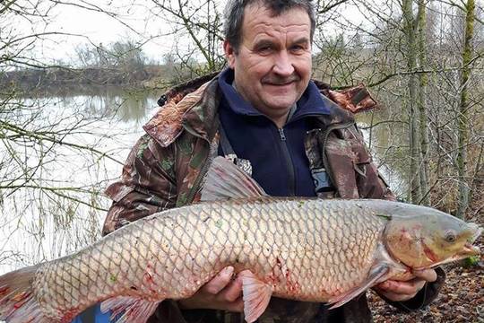 Didžiausias žemaičio laimikis – per atsitiktinumą tvenkinyje užkibęs amūras