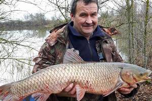 Didžiausias žemaičio laimikis – per atsitiktinumą tvenkinyje užkibęs amūras