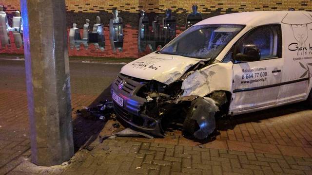 Vilniuje restorano automobilis įlėkė į stulpą