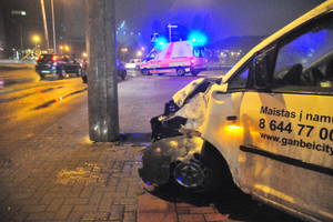 Sostinėje restorano automobilis įlėkė į stulpą, nukentėjo žmogus