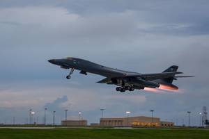 JAV virš Pietų Korėjos praskraidino strateginį bombonešį