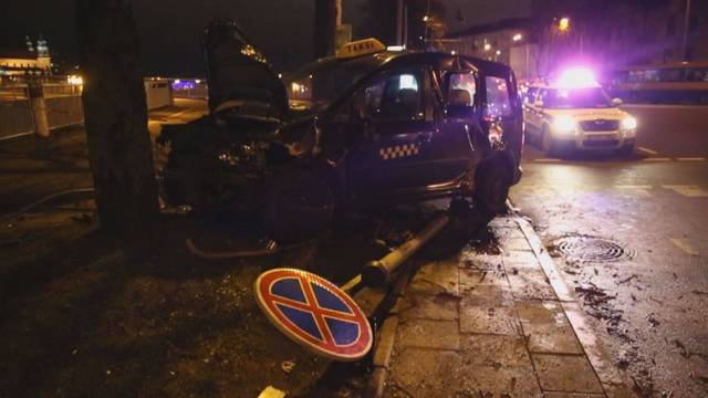 Vilniuje taksi automobilis partrenkė pėsčiąjį ir nuvertė du šviesoforus