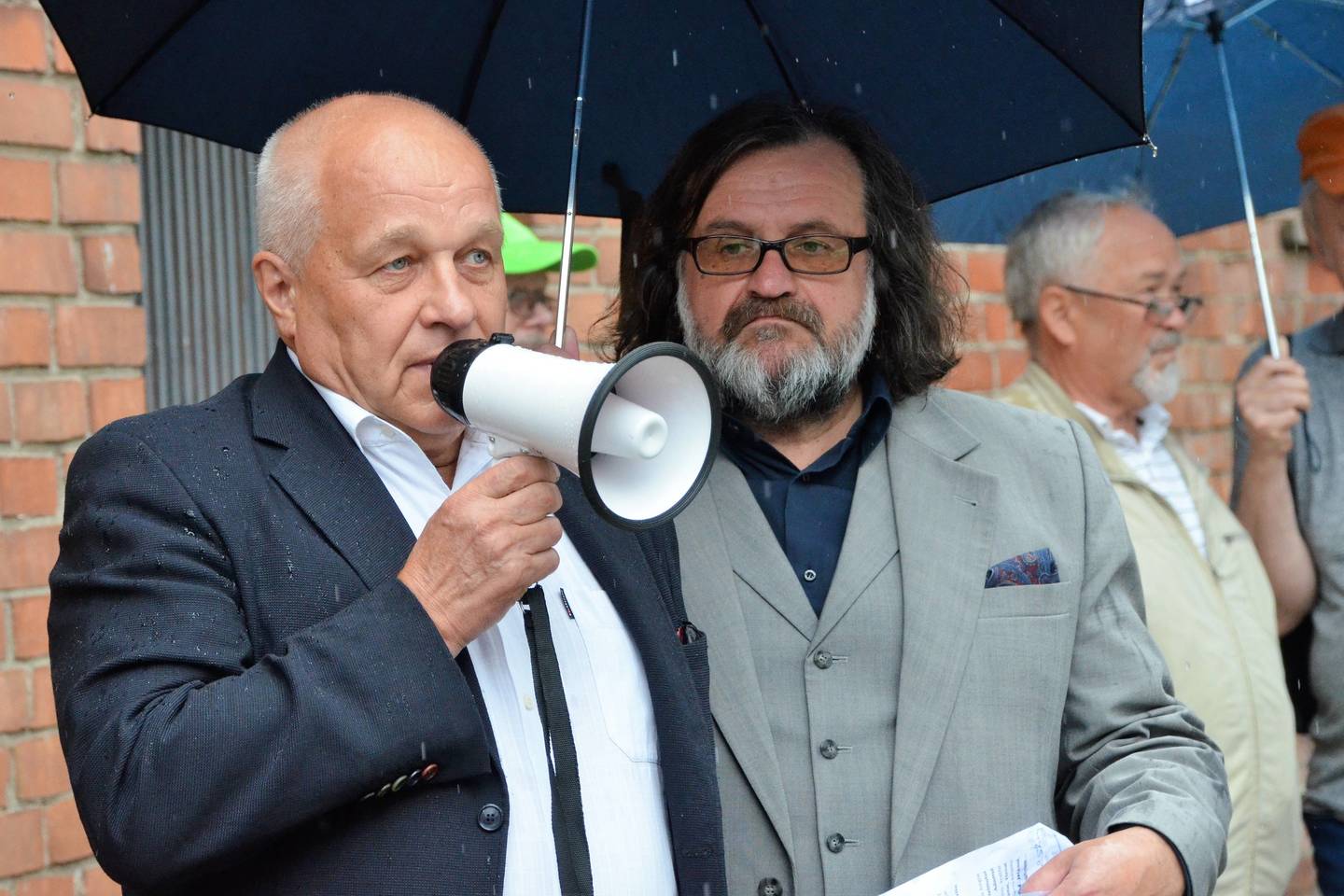Klaipėdos miesto tarybos narys V.Čepas (kairėje) nė kiek nesigaili visuomenininkus išvadinęs darmojedais.<br> P.Šmito nuotr.