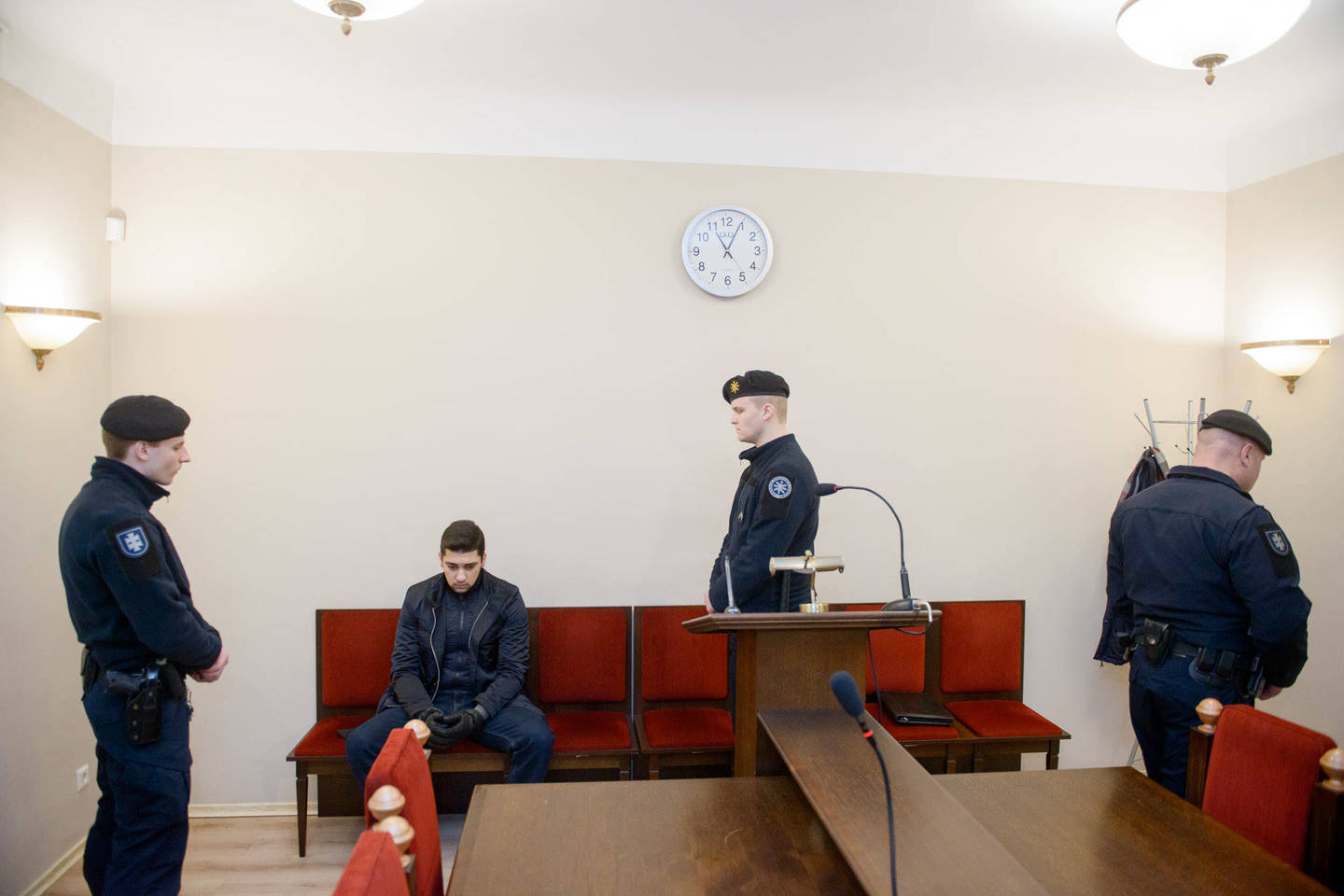  Vilniaus apygardos teismas (VAT) ketvirtadienį nuo ankstaus ryto sprendžia, ar verta ilgiau laikyti už grotų Ievos Strazdauskaitės  nužudymu įtariamus pusbrolius 24 metų Karolį, 26 metų Leoną ir 23 metų Mantą Bieliauskus. <br> J.Stacevičiaus nuotr.