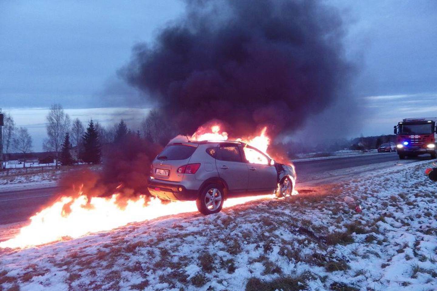  Molėtų r. kelyje užsiliepsnojęs sudegė dyzelinis „Nissan Qashqai“.<br> Facebook/Molėtų priešgaisrinė gelbėjimo tarnyba nuotr.
