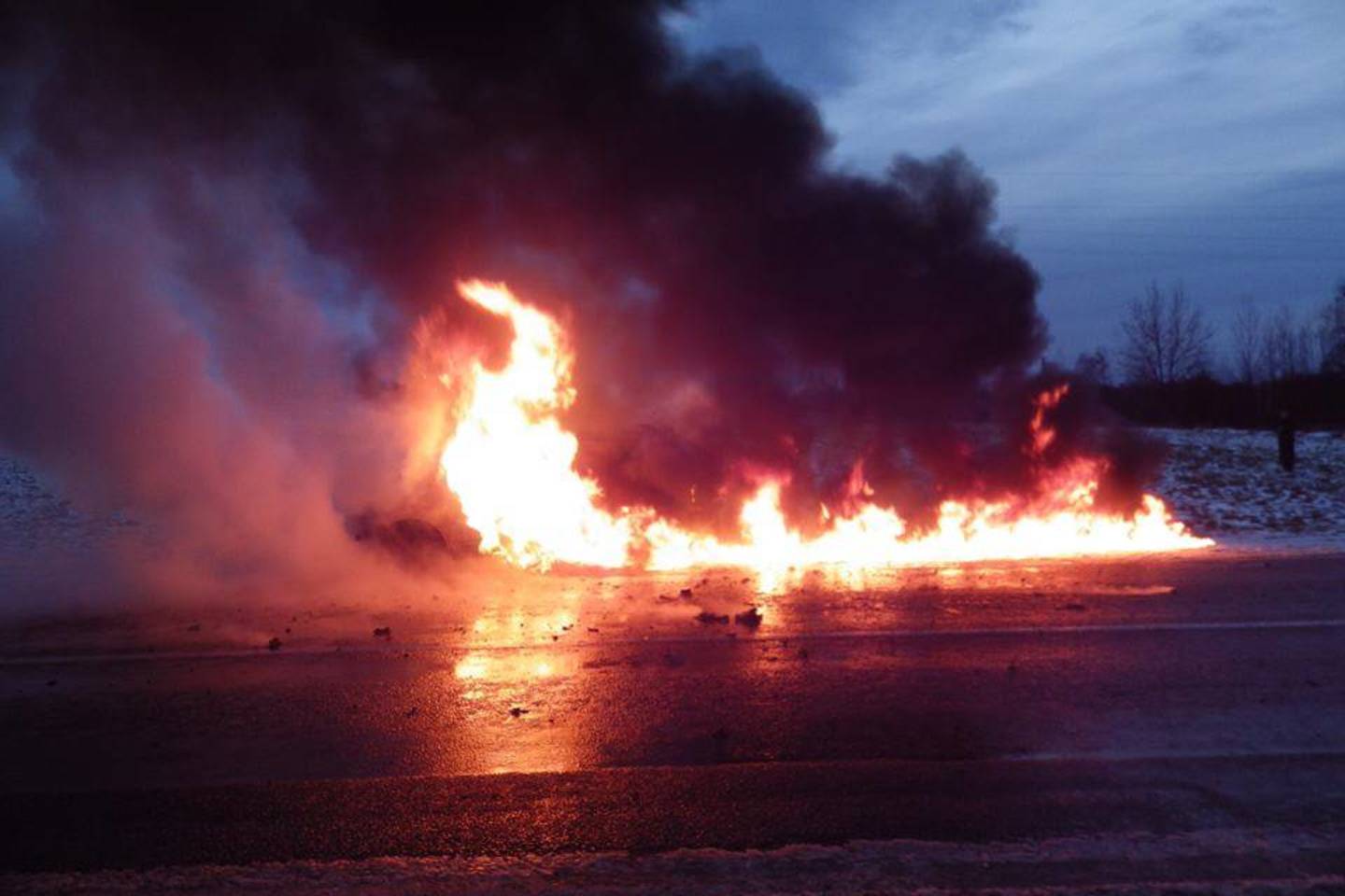  Molėtų r. kelyje užsiliepsnojęs sudegė dyzelinis „Nissan Qashqai“.<br> Facebook/Molėtų priešgaisrinė gelbėjimo tarnyba nuotr.