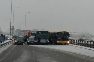 Žiemos išbandymo neišlaikė ir patyrę vairuotojai: Vilniuje įvyko kurioziška avarija