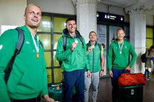 Pasaulio irklavimo čempionas mintis išvalo ant motociklo