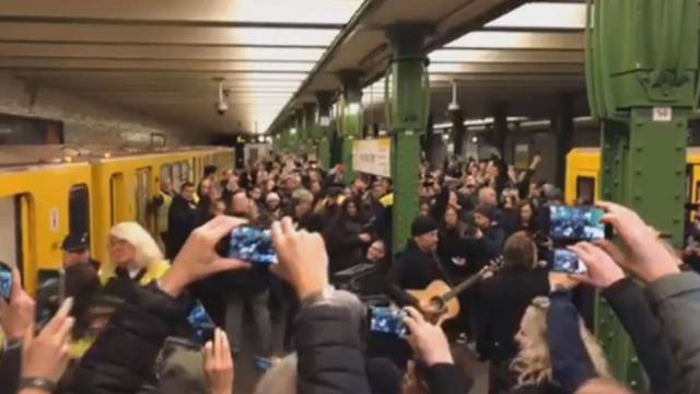 Skubančių Berlyno gyventojų metro stotelėje laukė didelis siurprizas