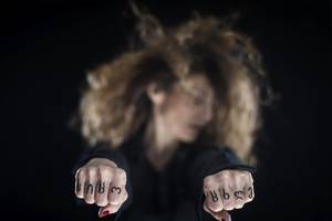 Monospektaklyje „Trys selfiai“ aktorės Ingos Maškarinos fotografijos virs tostais