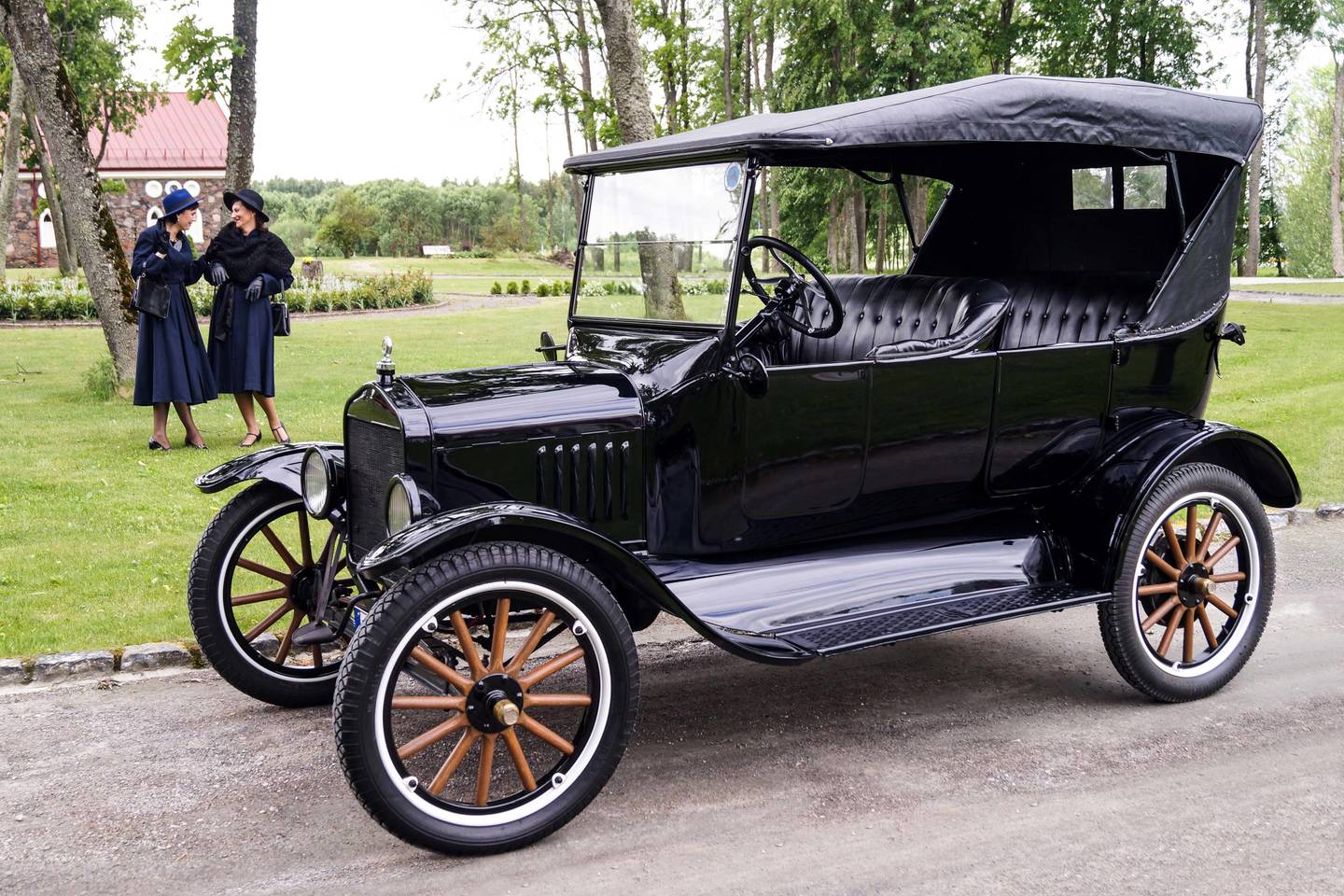  Ponios Gida ir Jūratė bei „Ford T“, 1923 m., savininkas – Alfredas Zigmantas;<br>S.Pranauskės nuotr.