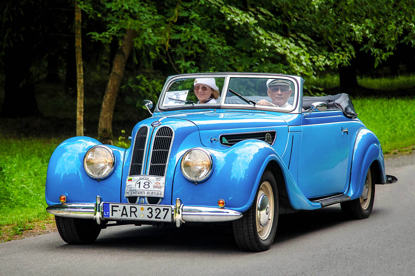  Ponai Larisa ir Arūnas bei „BMW 327 Cabriolet“, 1939 m., savininkas – Arūnas Adomaitis;<br>D.Nagelės nuotr.