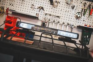 Lietuviai ant automobilio sumontavo 2 km šviečiančius žibintus, kuriems techninė apžiūra nebaisi