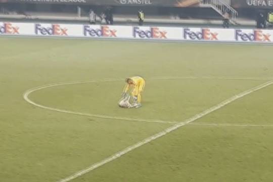 Futbolo aistruolių širdis užkariavo į aikštelę išbėgęs linksmas šuo