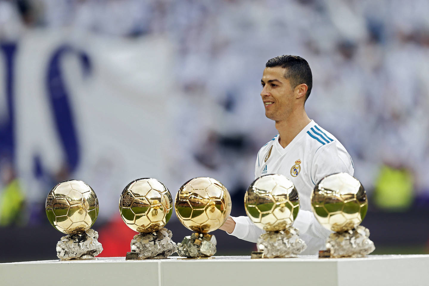  Cristiano Ronaldo pristatė penkis savo geriausio žaidėjo trofėjus ir įmušė šeštadienį du įvarčius<br> AP nuotr.