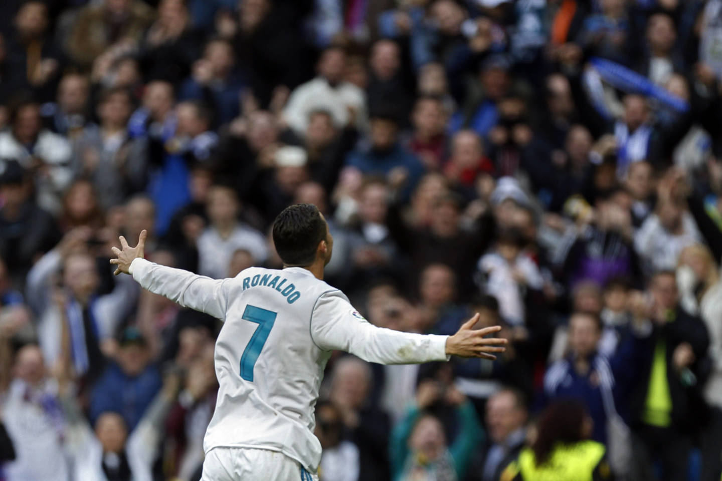  Cristiano Ronaldo pristatė penkis savo geriausio žaidėjo trofėjus ir įmušė šeštadienį du įvarčius<br> AP nuotr.