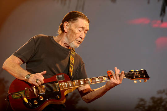 Garsus britų dainininkas Chrisas Rea susmuko scenoje, išgabentas į ligoninę