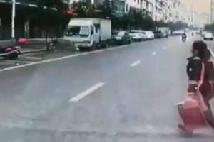 Šiurpi akimirka: po sunkvežimiu nukritusi moteris patyrė stebuklą