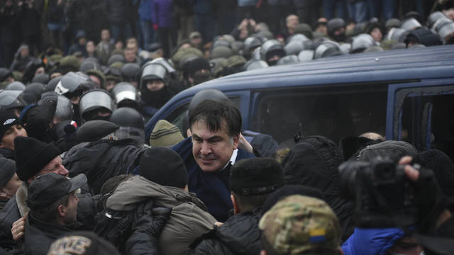 Daugiau kaip 2 tūkst. žmonių Kijeve reikalavo paleisti Michailą Saakašvilį