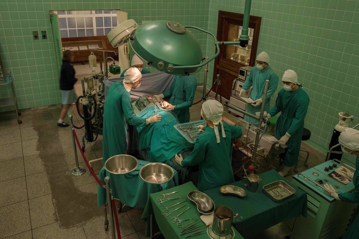  Keiptauno ligoninės muziejuje galima pamatyti, kaip operacinės atrodė tuo metu, kai čia prieš 50 metų buvo persodinta širdis ir net pačią širdį, kuri donoro krūtinėje plakė 18 dienų. <br> AFP/Scanpix nuotr. 