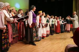 Raudondvaryje išsiskleidė visų Lietuvos regionų tautiniai kostiumai