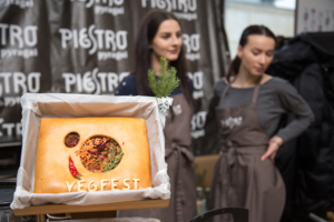 Kalėdinės veganų mugės rengėjus džiugino sausakimša salė