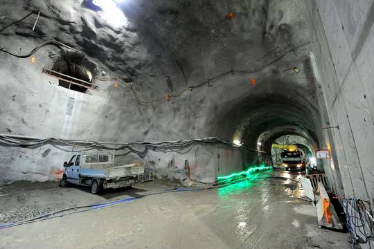 Viename Austrijos Alpių tunelyje įtariamas gaisras, 12 darbininkų turėjo slėptis