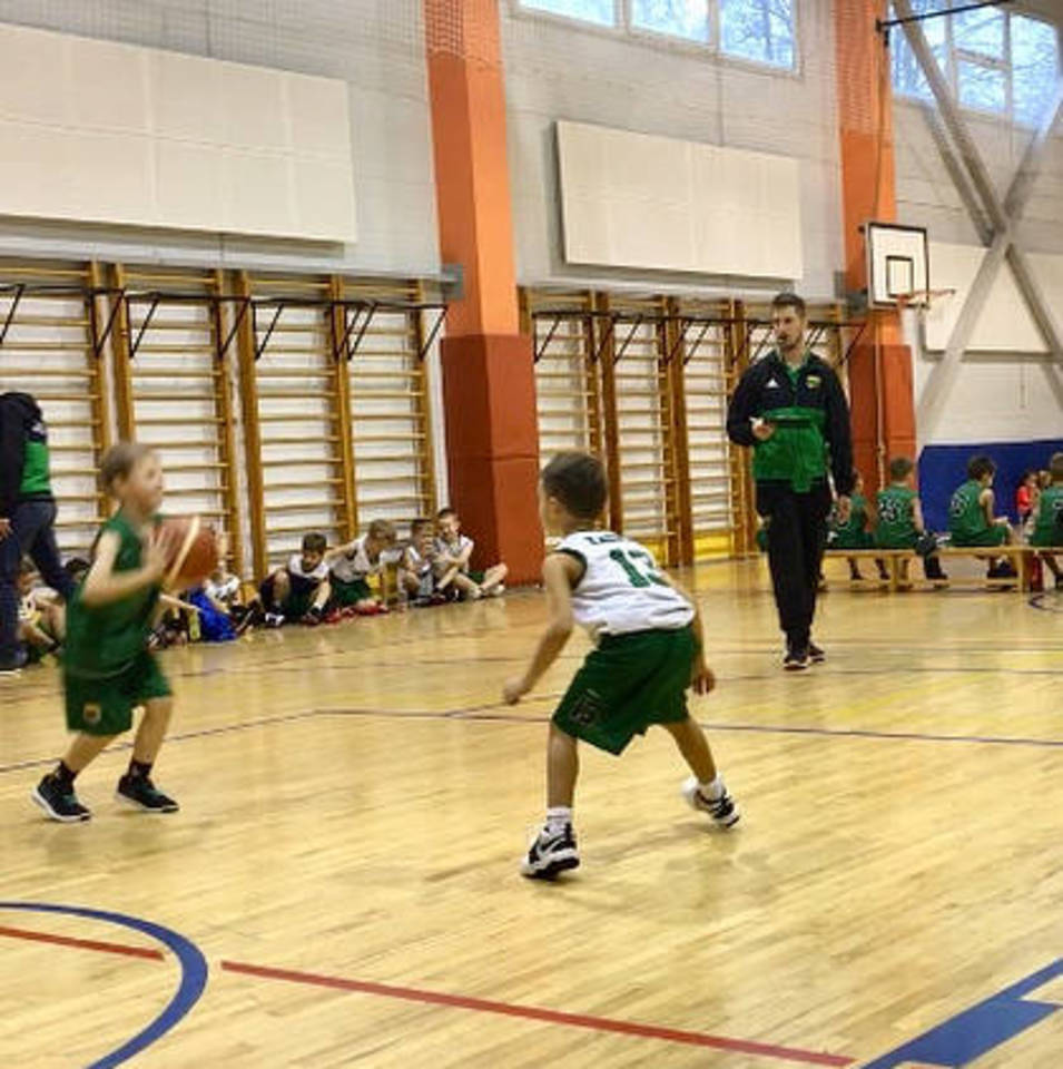  Anna Douka pasidalijo sūnaus Luko krepšinio varžybų akimirka.<br>„Instagram“ nuotr.
