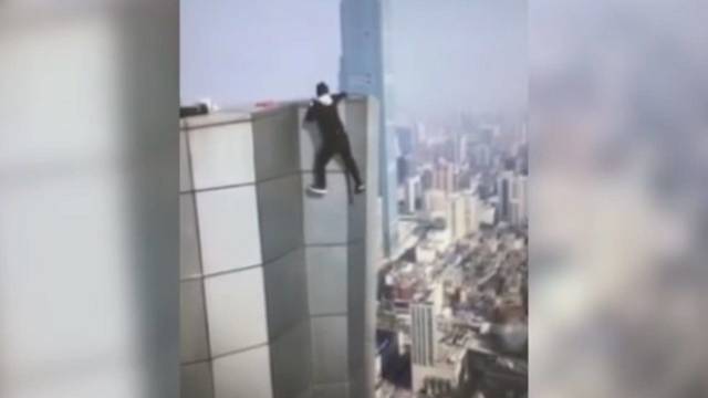 Kabėjimas ant 62 aukštų dangoraižio stogo ekstremalui baigėsi tragiškai