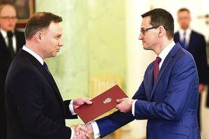 Lenkus suglumino keistas premjero noras: gelbės visą Europą