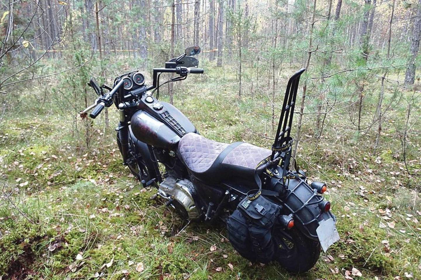  A.Kilkaus motociklas „Harley-Davidson“ buvo rastas miške Varėnos rajone.<br> Policijos nuotr.