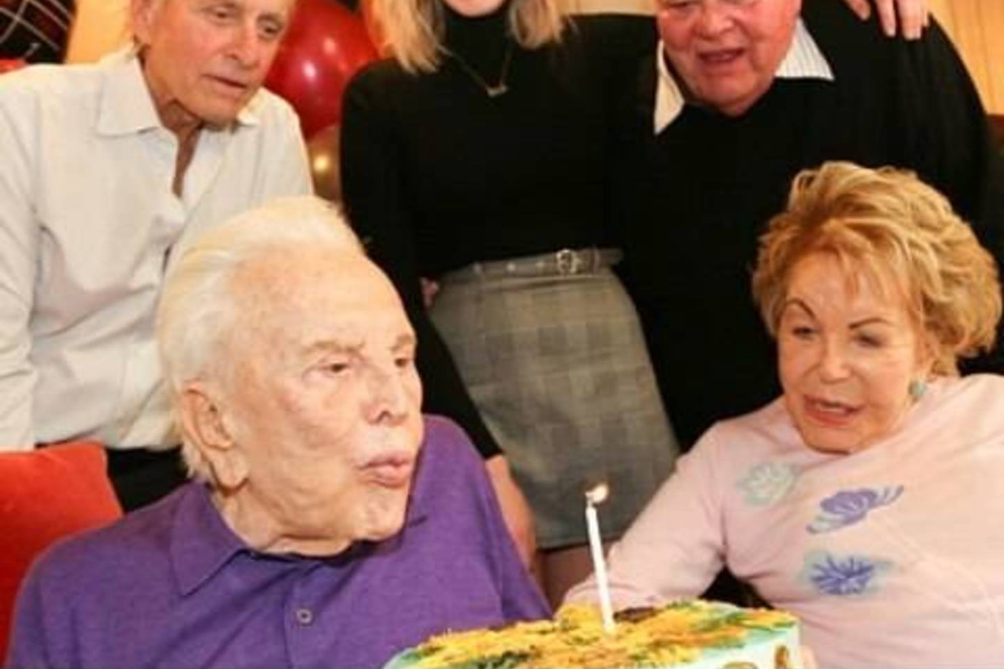 Aktorius Kirkas Douglasas atšventė jau 101-ąjį gimtadienį.<br>„Instagram“ nuotr. 