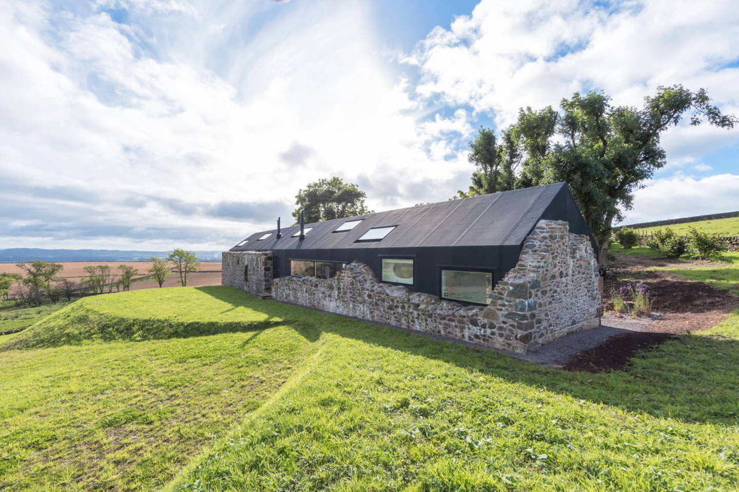 Architektų komanda į gyvenimą grąžino senos XVIII a. fermos liekanas.<br> S.Pirrone/archdaily.com nuotr.