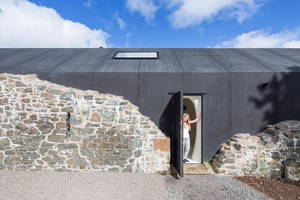 180 kv. metrų namas – išorė keista, bet vidus jus nustebins dar labiau