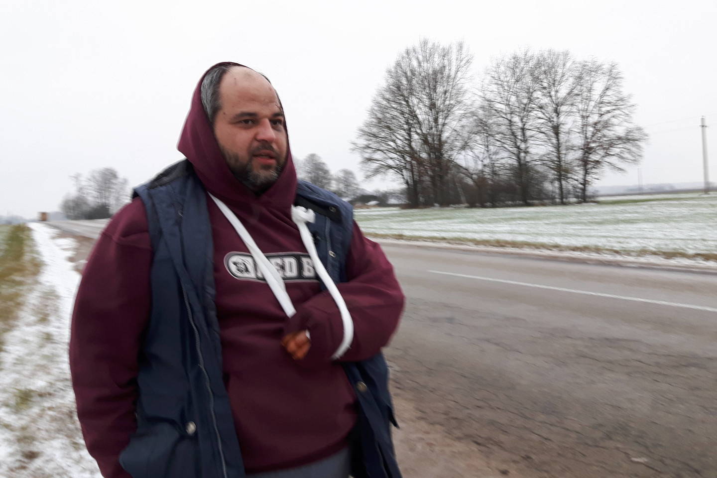 Vaikų pilną autobusą vairavęs Donatas Digrys įsitikinęs, kad nelaimė įvyko dėl itin prastos kelio būklės.<br>S. Rinkevičiaus nuotr.