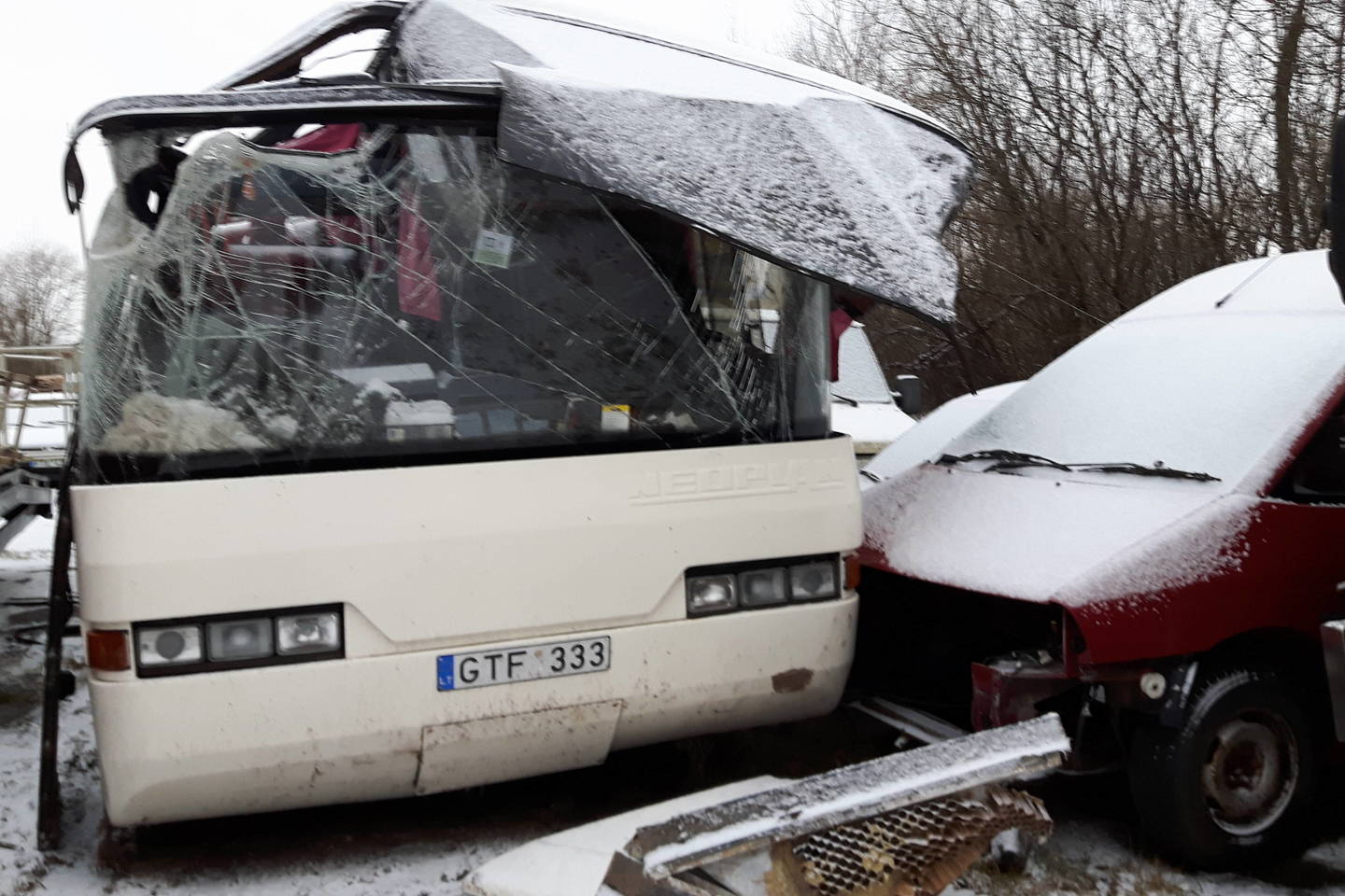 Vaikų pilną autobusą vairavęs Donatas Digrys įsitikinęs, kad nelaimė įvyko dėl itin prastos kelio būklės.<br>S. Rinkevičiaus nuotr.
