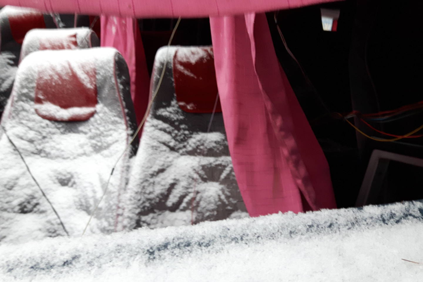 Vaikų pilną autobusą vairavęs Donatas Digrys įsitikinęs, kad nelaimė įvyko dėl itin prastos kelio būklės.<br>S. Rinkevičiaus nuotr.