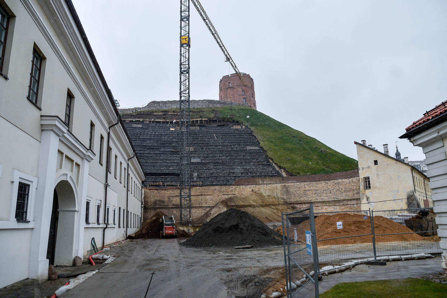 Gedimino pilies kalną niokoja nuošliaužos.<br>V.Ščiavinsko nuotr.