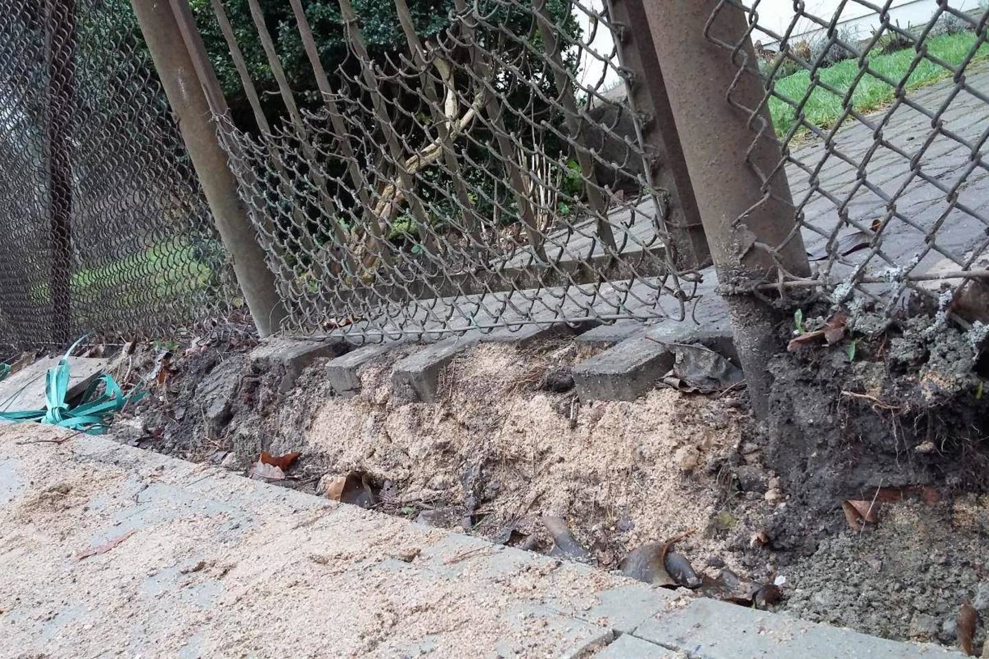  Pasak M.Sučilos, po remonto Šilo gatvės šaligatvis nusileido 20 cm žemiau jo namų kiemo lygio.<br> M.Sučilos nuotr.  