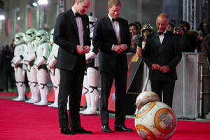 Britanijos princai Williamas ir Harris pasirodė „Žvaigždžių karų“ premjeroje 